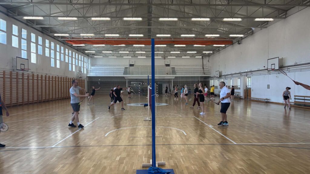 Tollaslabdahálók és pályák a csarnokban
